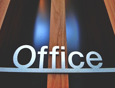 관세 이슈와 글로벌 공급망을 상징하는 이미지