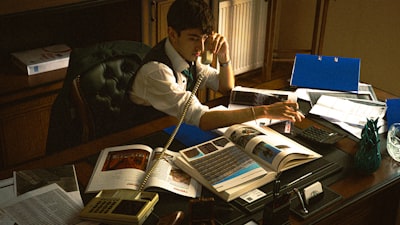 노트북으로 경제 지표를 확인하는 직장인 이미지